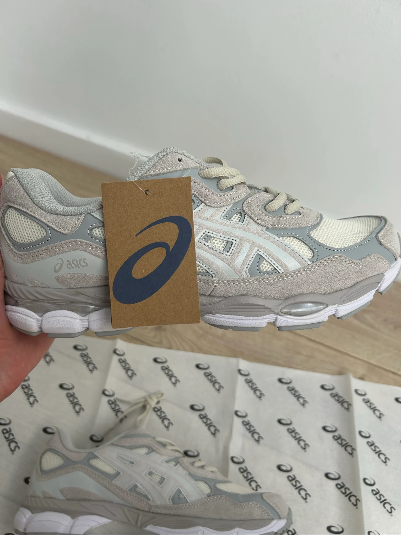 White asics gel